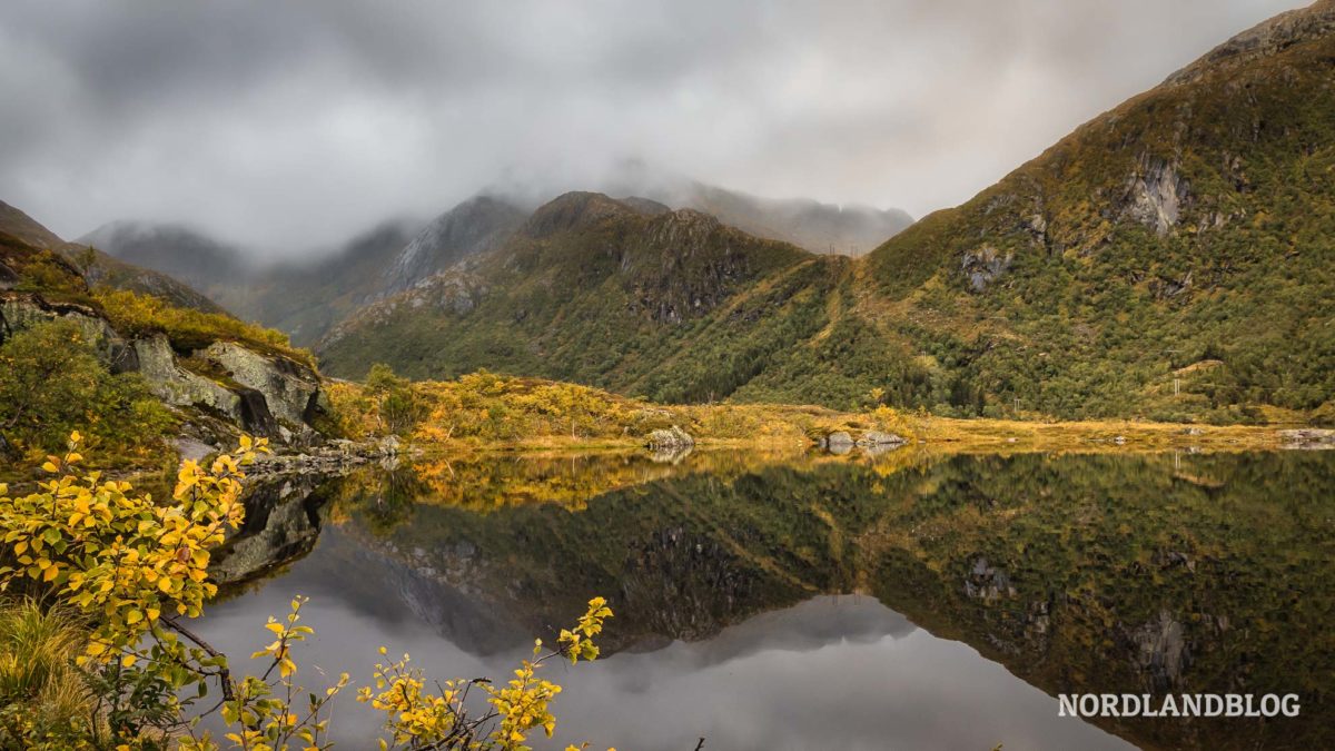 Weg-am-Seeufer-Wanderung-zur-Nokksaetra-bei-Svolvaer-Lofoten-in-Norwegen