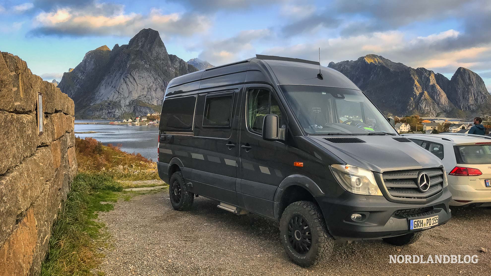 Wohnmobil Kastenwagen Parkplatz Wanderung auf den Reinebringen (Lofoten - Norwegen)