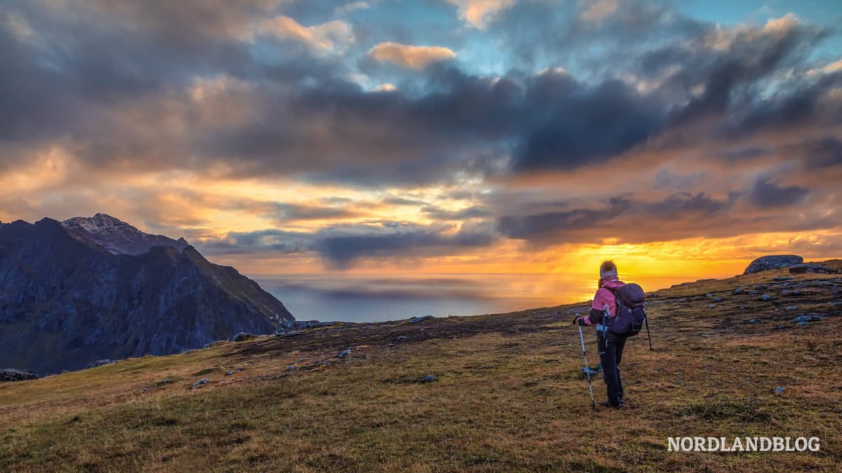 Abstieg im Sonnenuntergang auf der Wanderung auf den Ryten auf den Lofoten in Norwegen