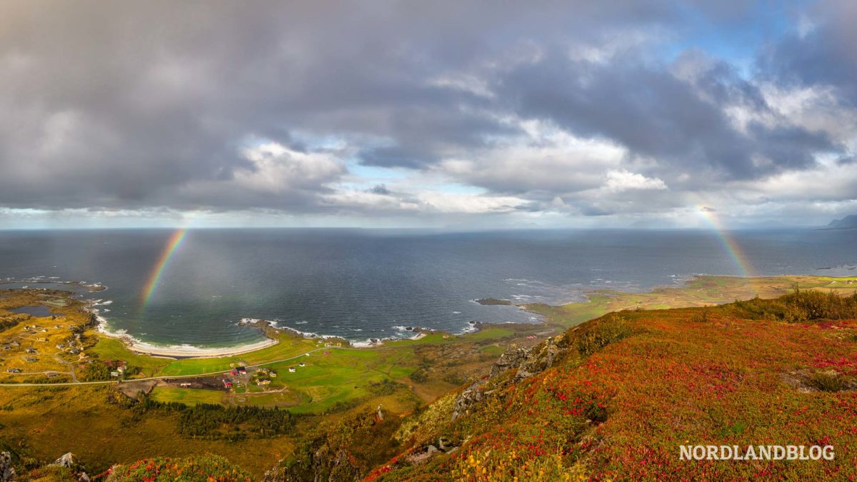 Abstieg mit Regenbogen auf der Wanderung auf den Hoven auf den Lofoten in Norwegen