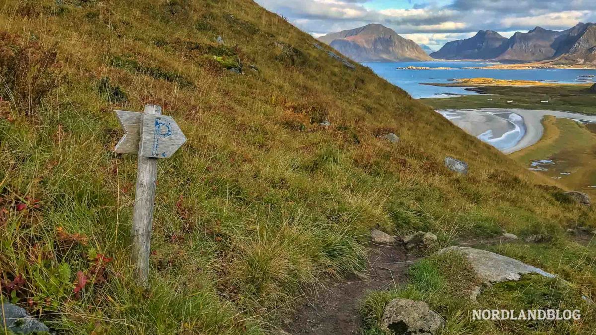 Abstieg zum Parkplatz Wanderung Yttersandheia Lofoten Norwegen