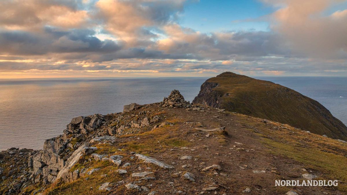 Auf dem Gipfel der Wanderung auf den Ryten auf den Lofoten in Norwegen