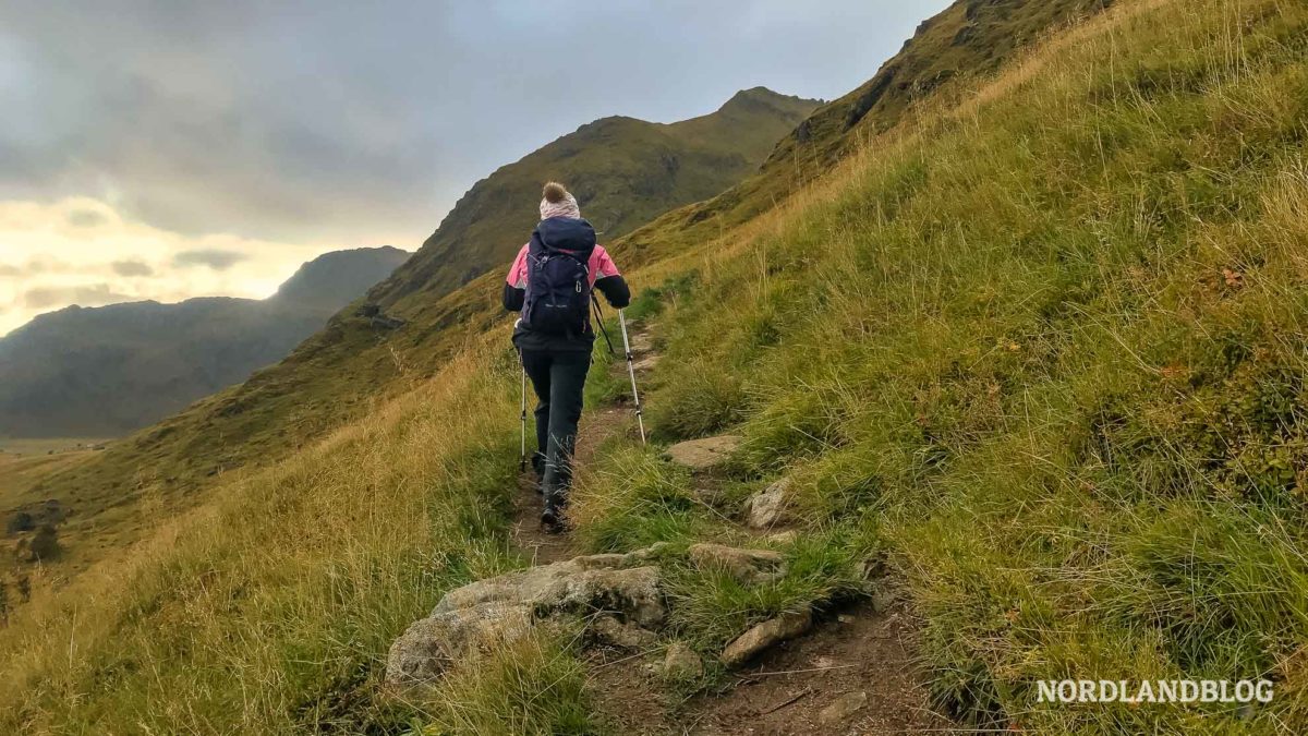 Aufstieg Wanderung Yttersandheia Lofoten Norwegen