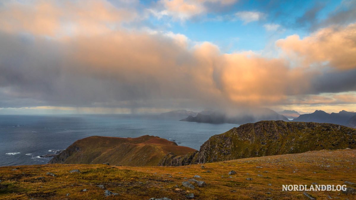 Aussicht vom Gipfel auf der Wanderung auf den Ryten auf den Lofoten in Norwegen