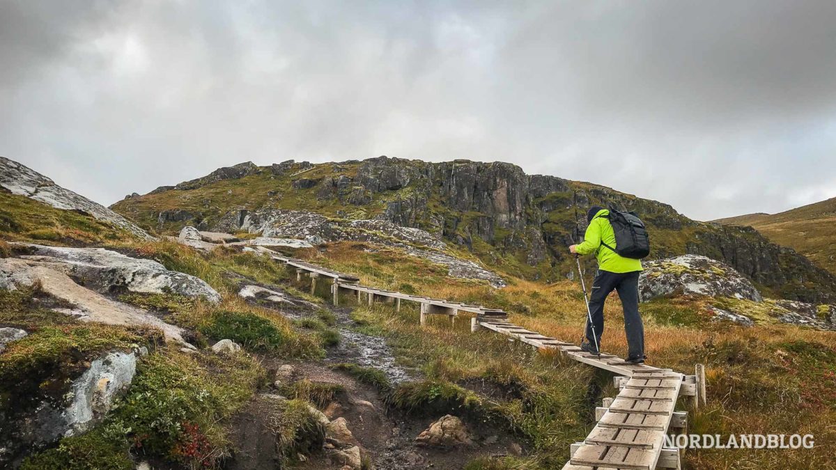 Befestigter Abschnitt beim Aufstieg Wanderung auf den Ryten auf den Lofoten in Norwegen