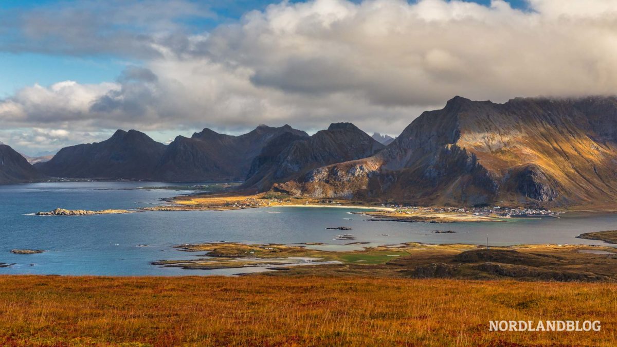 Blick auf Ramberg Wanderung auf den Yttersandheia Lofoten Norwegen