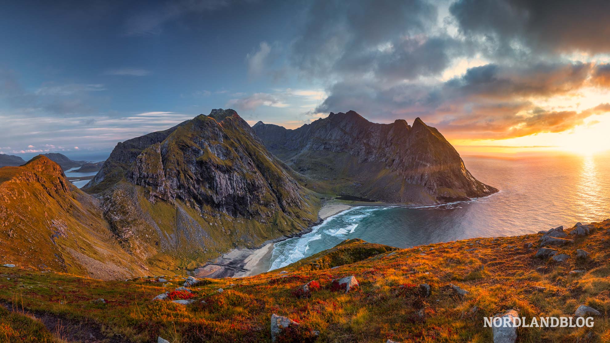 Blick in die Bucht Kvalvika von unserer Wanderung auf den Ryten auf den Lofoten