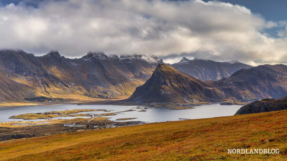 Blick über Fredvang Wanderung auf den Yttersandheia Lofoten Norwegen