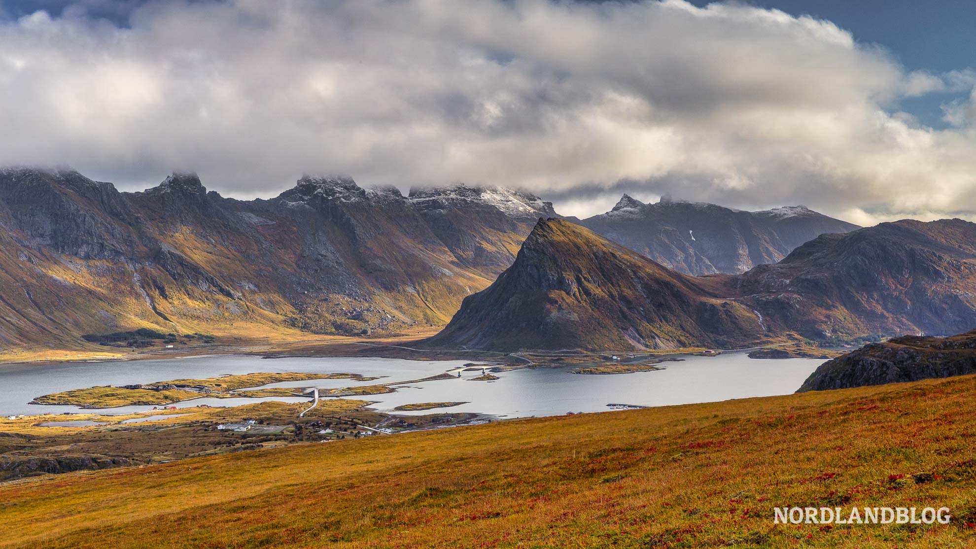 Blick über Fredvang Wanderung auf den Yttersandheia Lofoten Norwegen