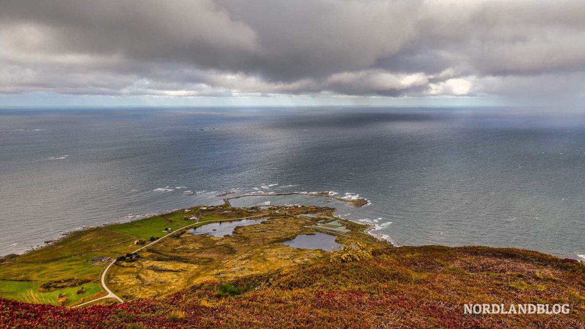 Blick über das Meer am Ziel der Wanderung auf den Hoven auf den Lofoten in Norwegen