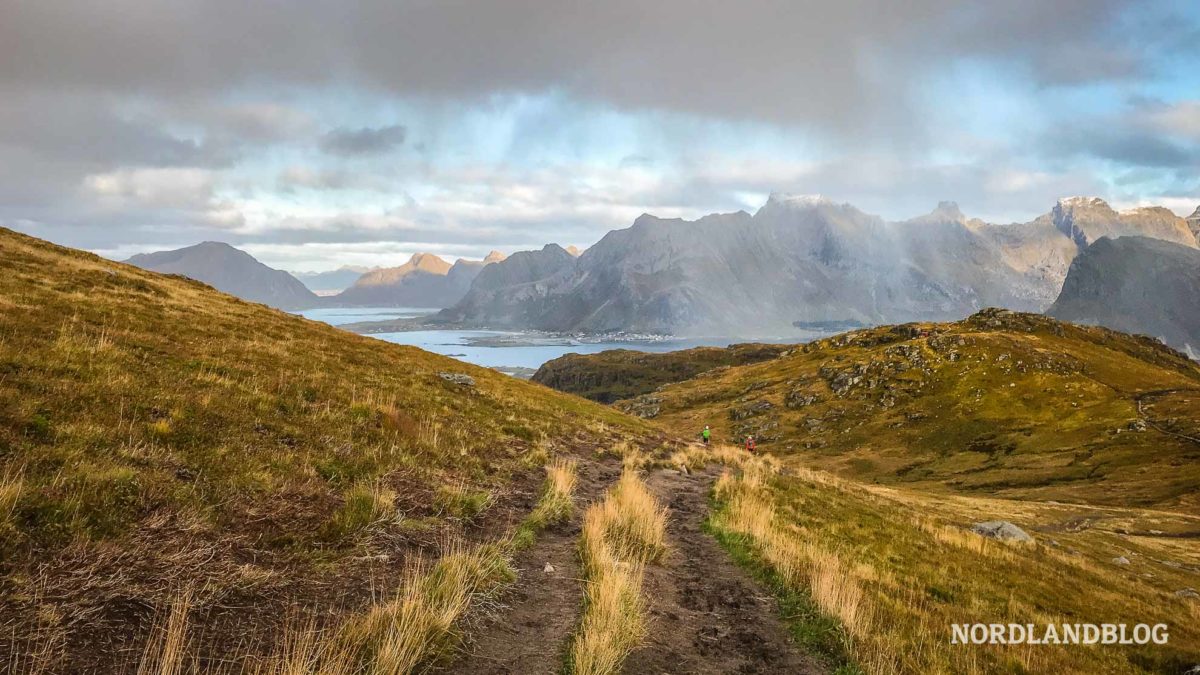 Blick zurueck vor dem letzten Aufstieg Wanderung auf den Ryten auf den Lofoten in Norwegen
