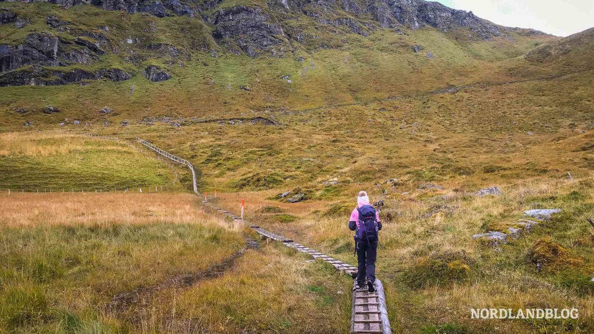 Conny beim Aufstieg Wanderung auf den Ryten auf den Lofoten in Norwegen