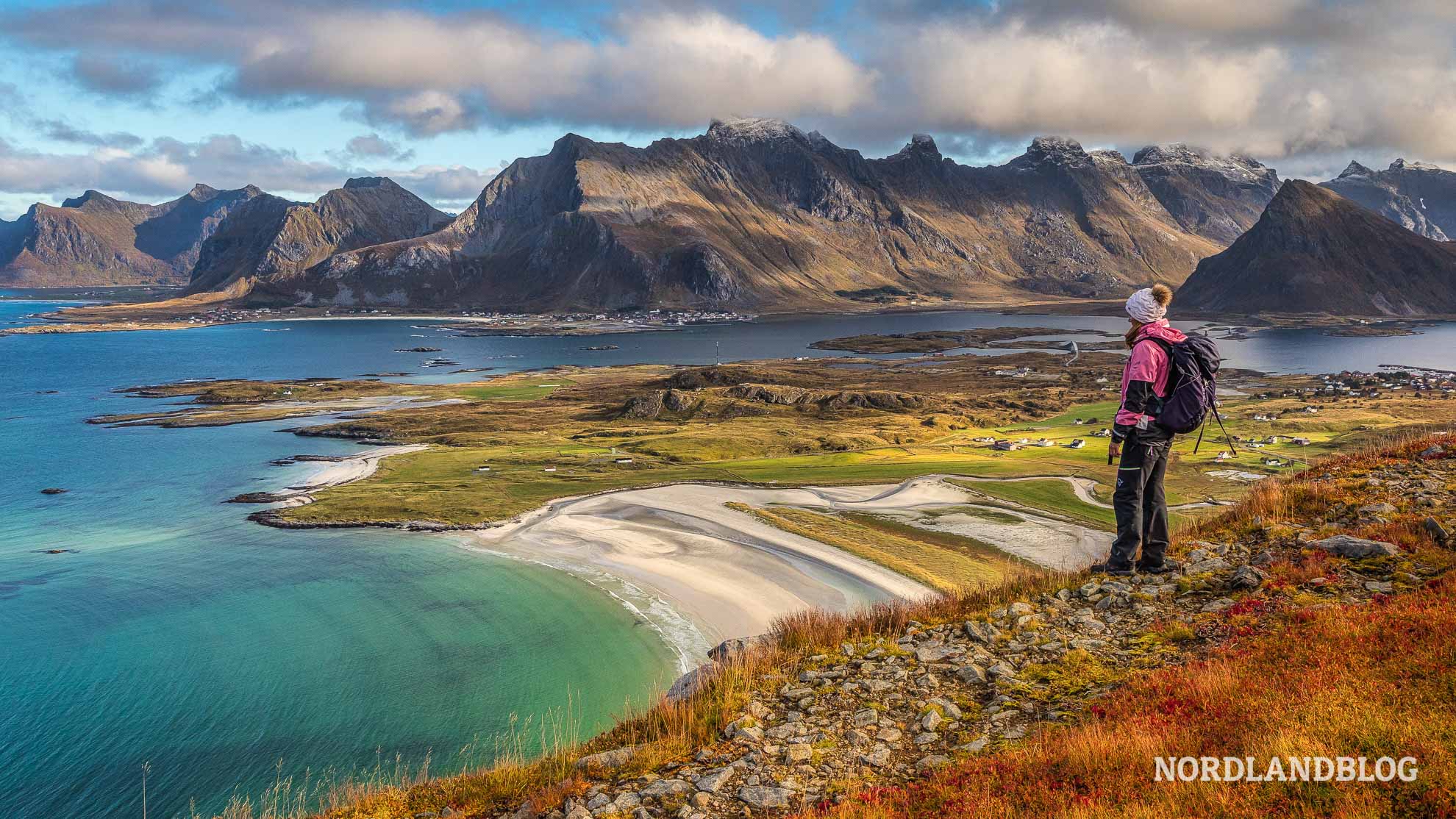 Conny beim Ausblick auf den Strand Wanderung auf den Lofoten in Norwegen