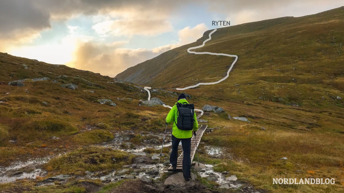 Wegstrecke-vor-dem-letzten-Aufstieg-Wanderung-auf-den-Ryten-auf-den-Lofoten-in-Norwegen