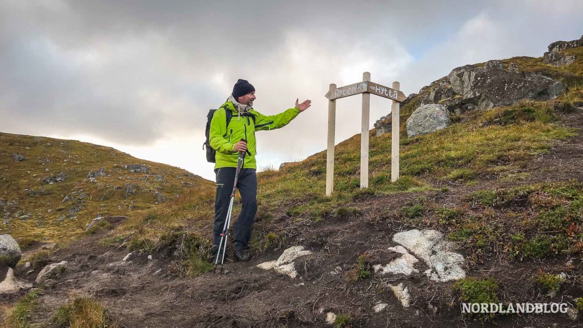 Wegweiser beim Aufstieg Wanderung auf den Ryten auf den Lofoten in Norwegen
