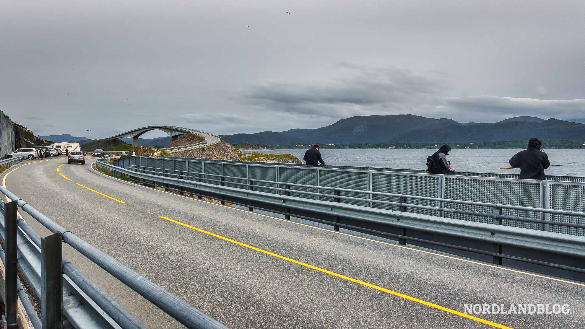 Angler auf der Brücke an der norwegischen Westküste