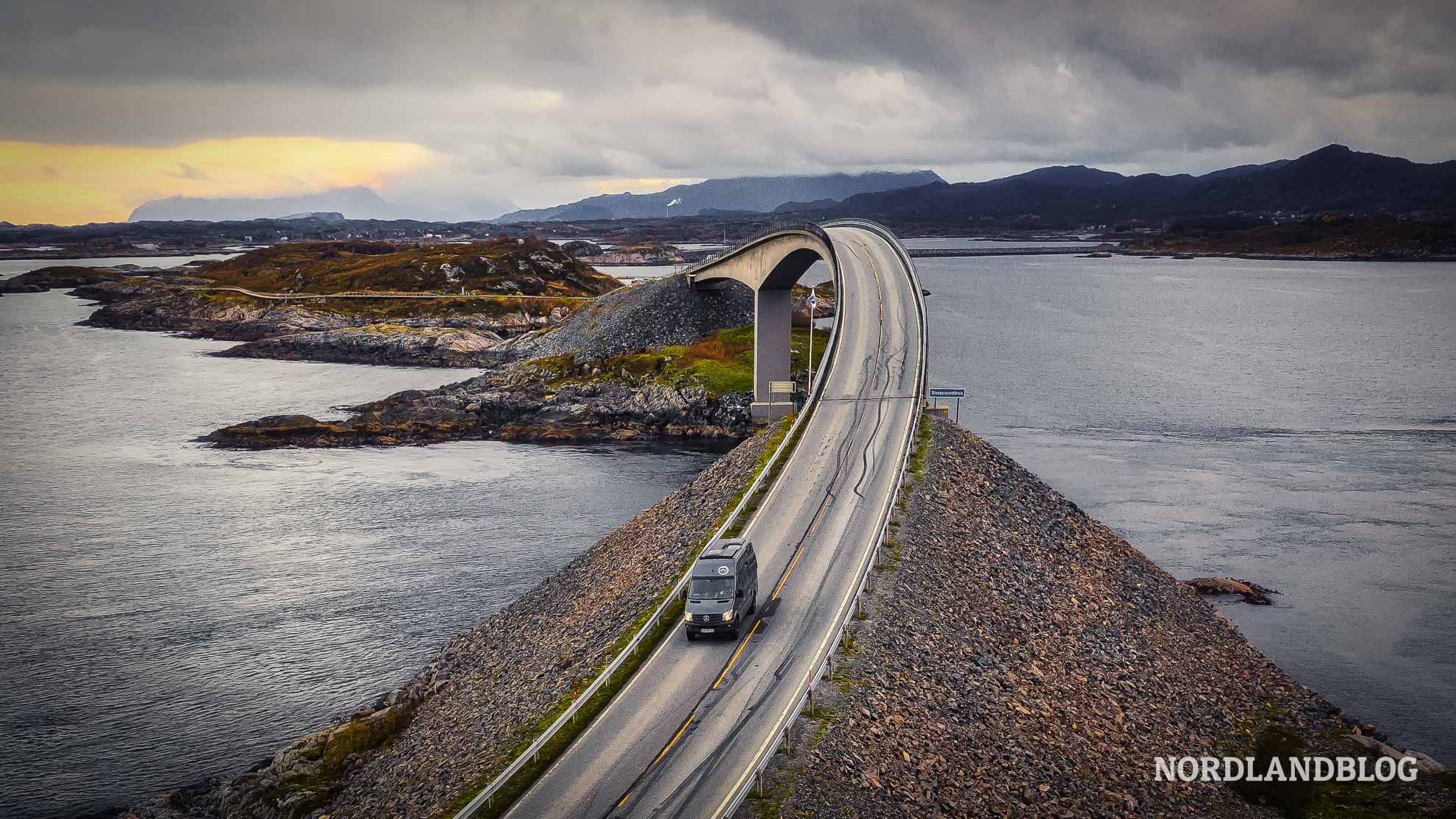 Drohnenaufnahme Kastenwagen unterwegs auf den Traumstrassen Norwegen Atlantikstrasse Atlanterhavsveien