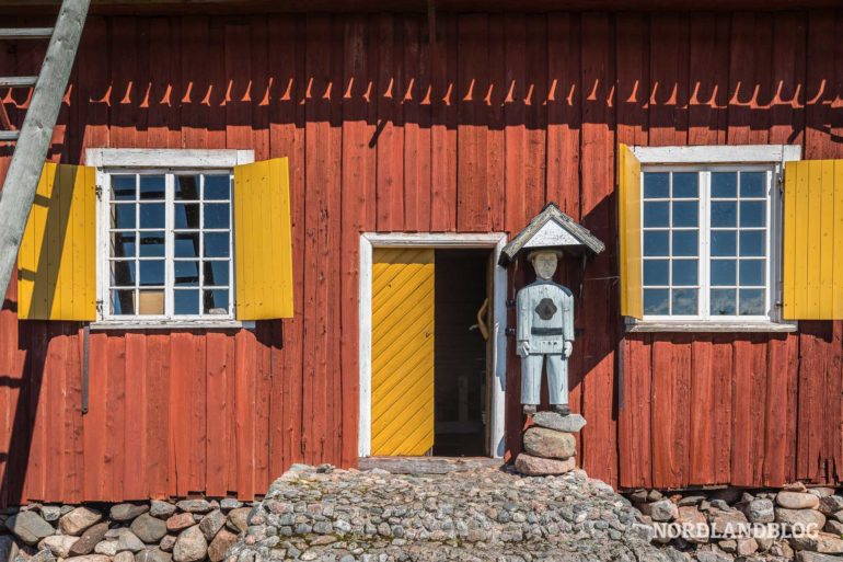 Eingang zur Kirche auf der Insel Maakalla Ostseeküste Finnland