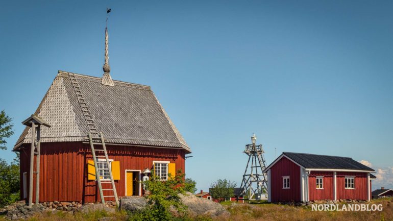 Kirche und Leuchtfeuer auf der Insel Maakalla Ostseeküste Finnland