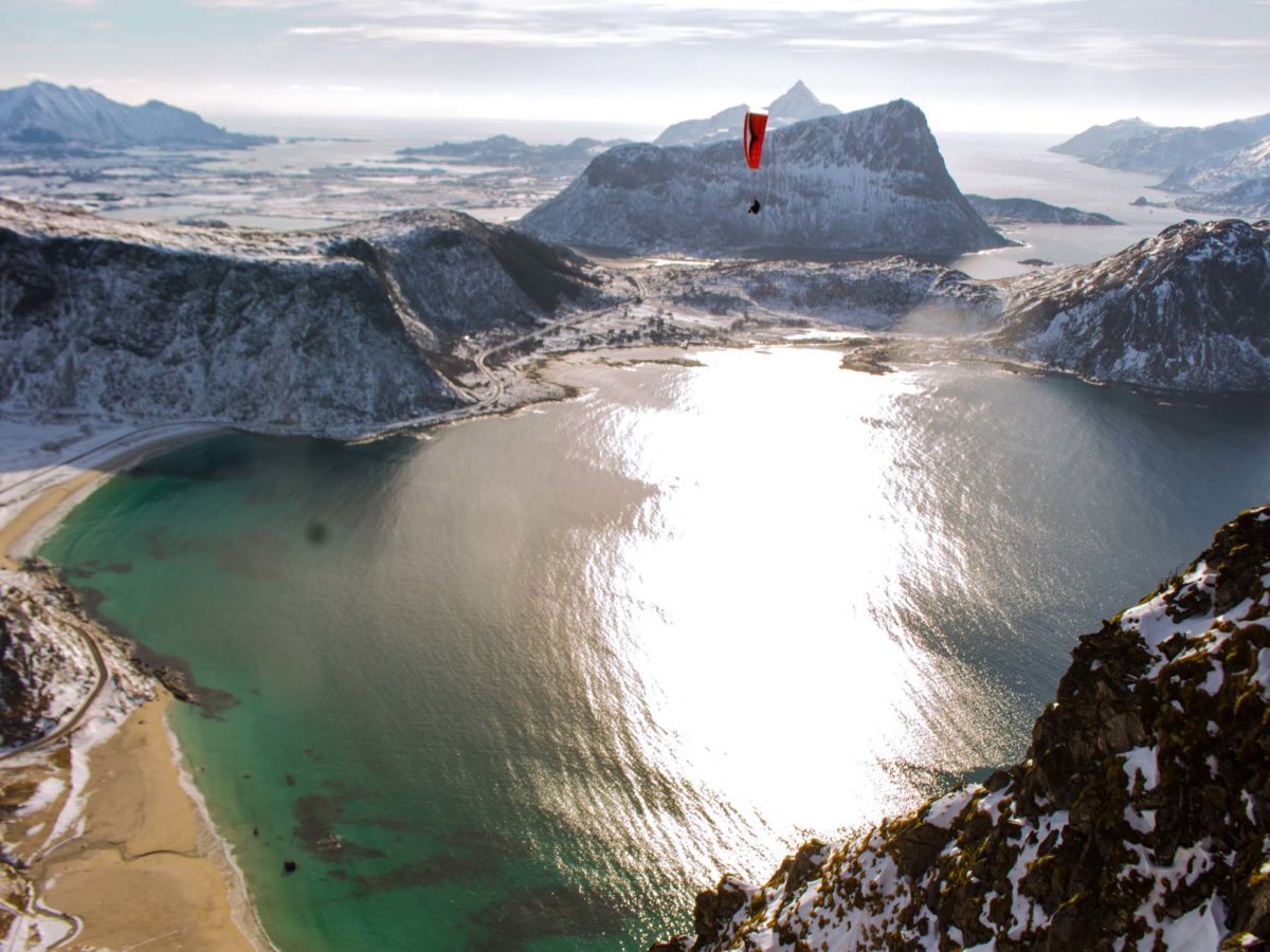 Traumhafter Blick auf die schneebedeckten Gipfel bei Haukland Beach  auf den Lofoten.