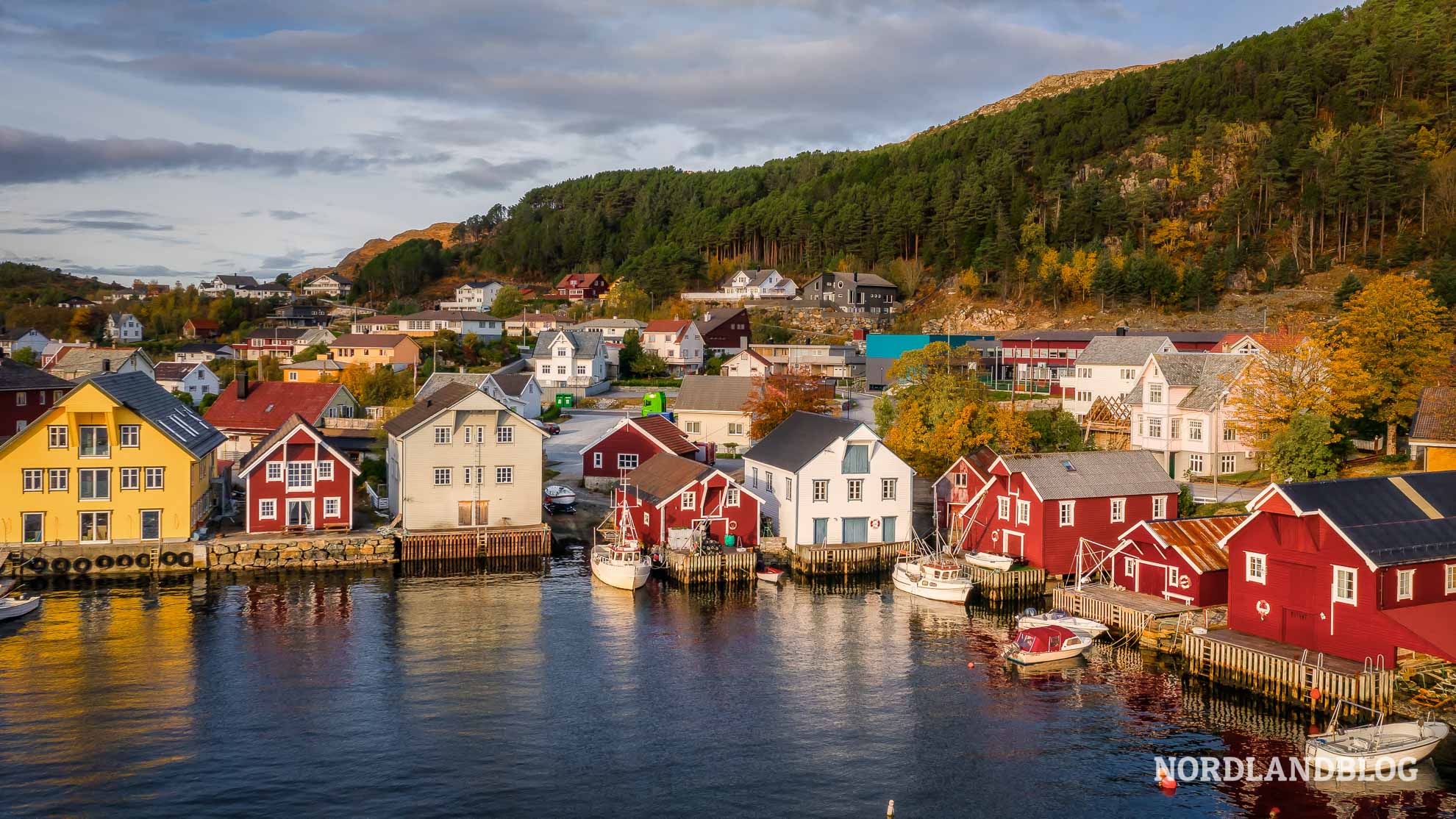 Blick auf Kalvåg bei Bremanger in Norwegen