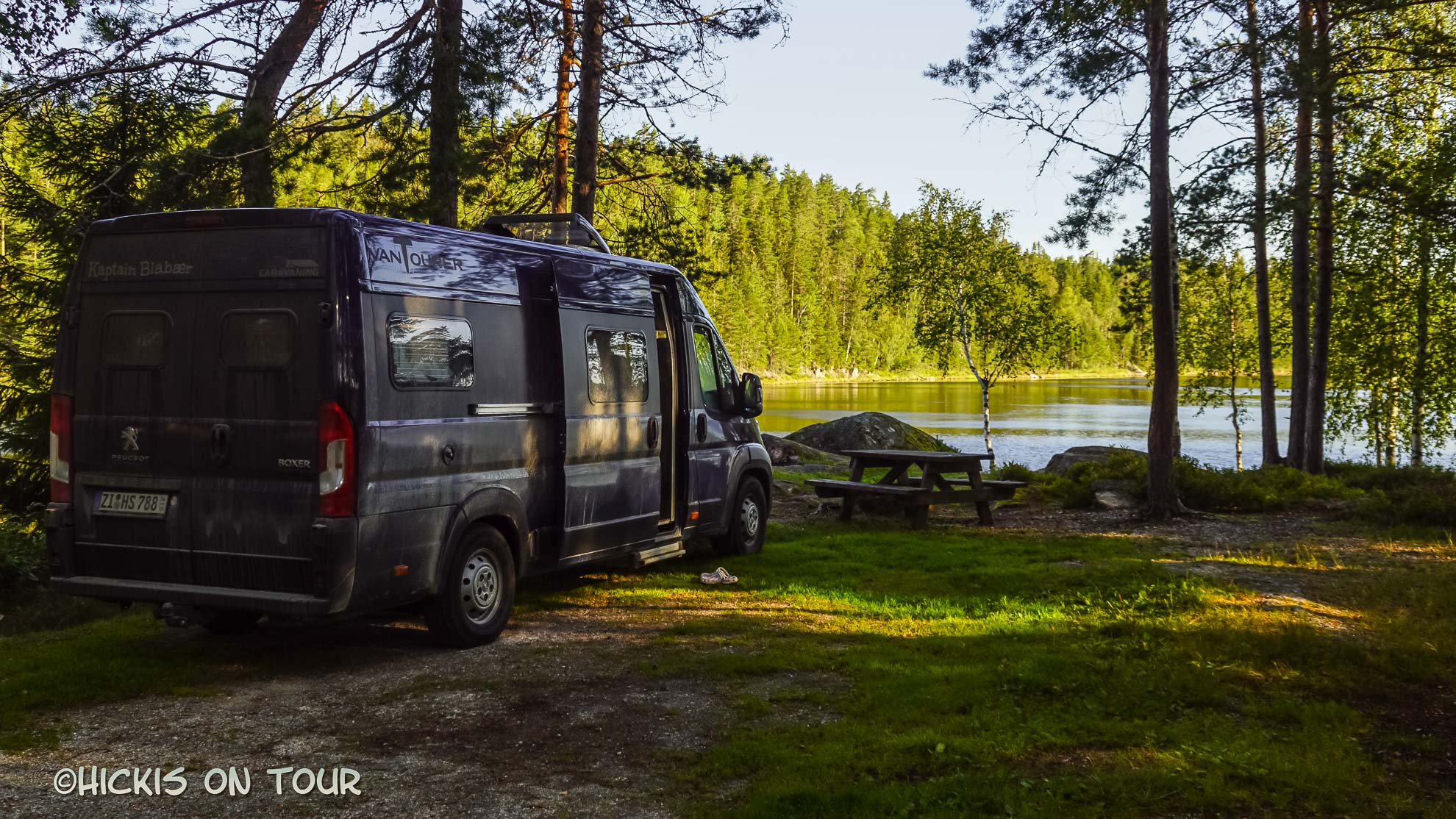 Wohnmobil-Stellplatz unweit vom Autofriedhof in Båstnäs (Schweden)