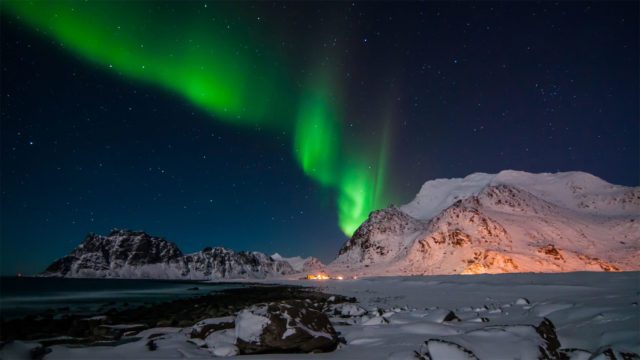 Gewaltige-Polarlichter-auf-den-Lofoten-in-Norwegen