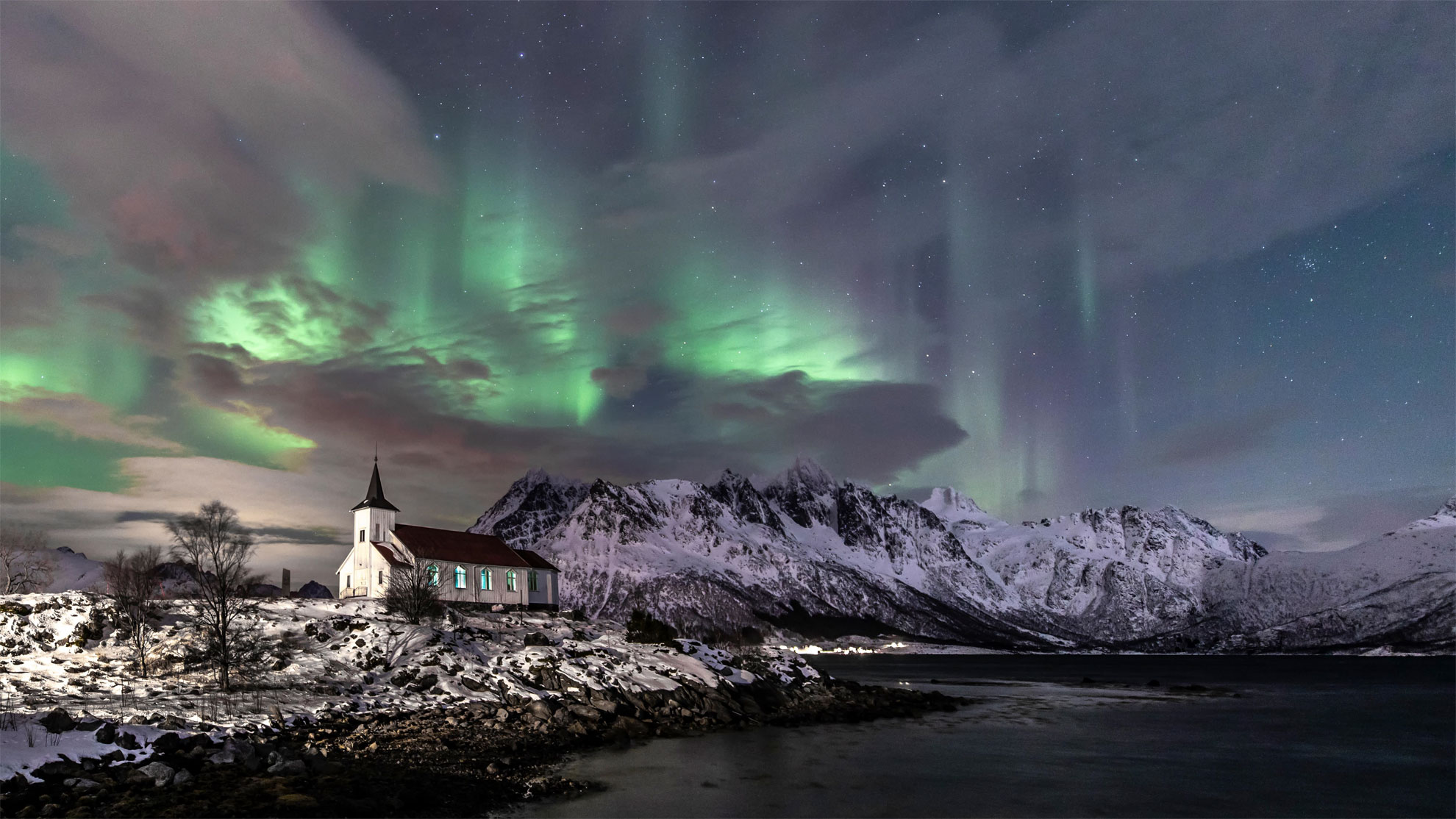 Nordlichter-über-der-Kirche-Sildpollnes-auf-den-Lofoten