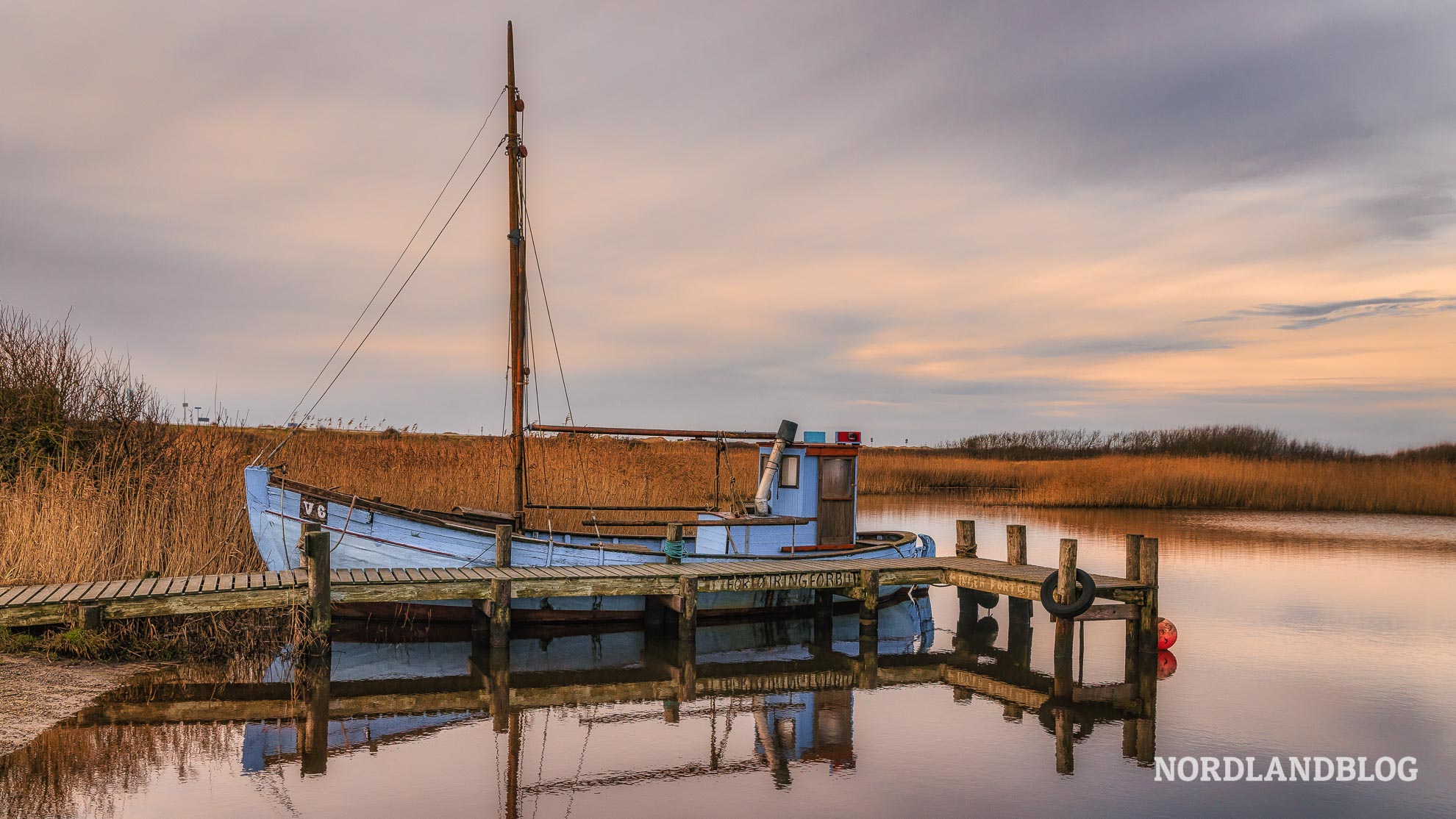 Fischerboot im alten Hafen von Nymindegab in Jütland (Daenemark)