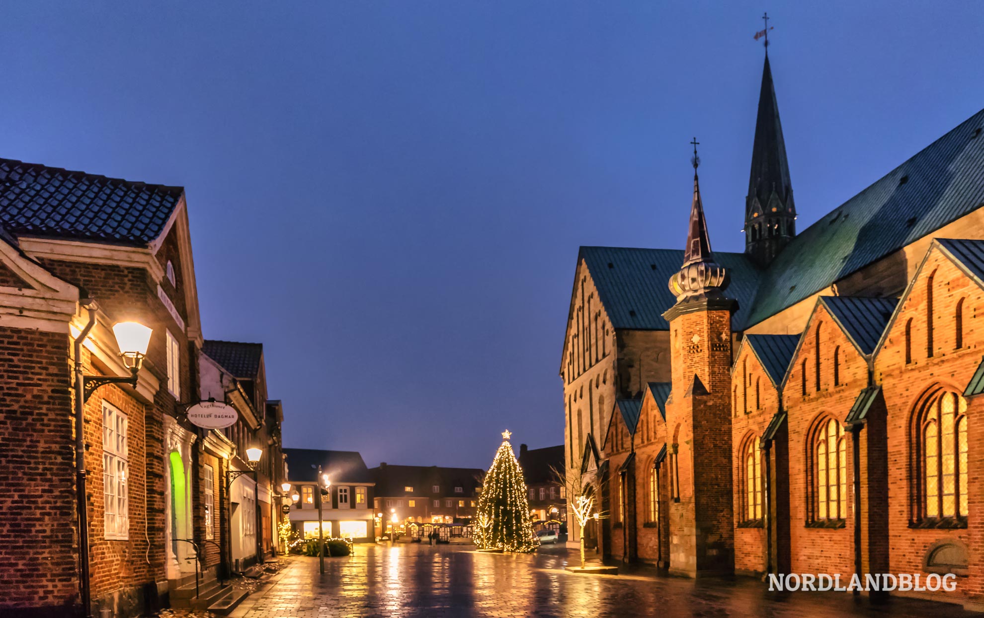 Historische Stadt Ribe mit Marktplatz und Kirche