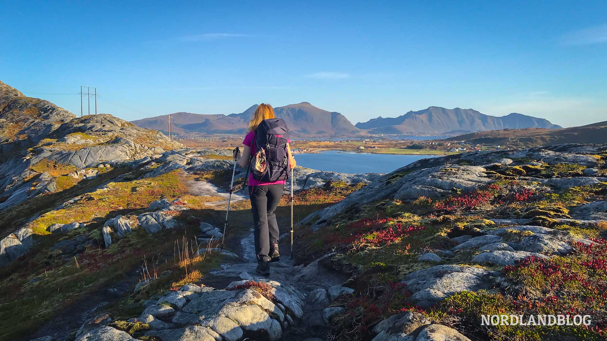 Auf den Weg zum Bergrücken - Wanderung Offersoykammen Lofoten Norwegen