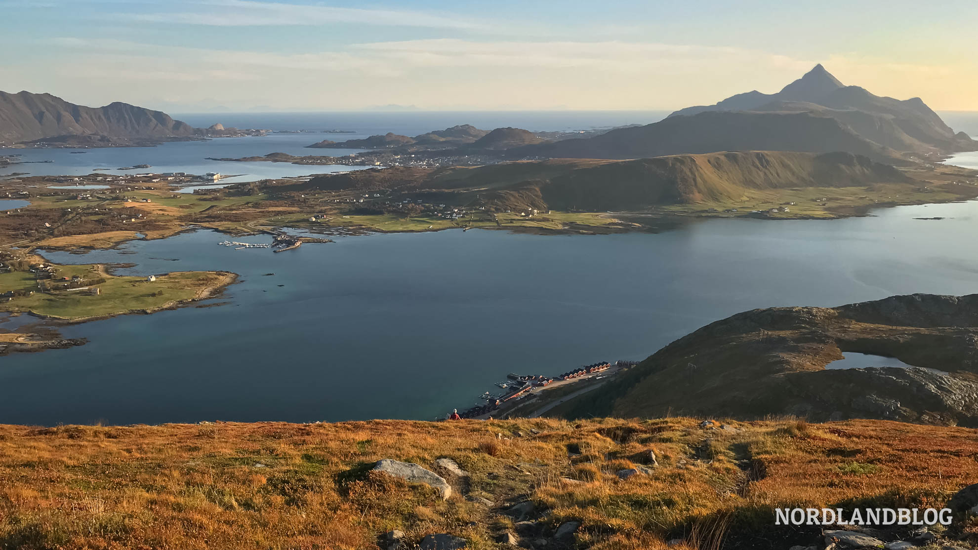 Blick zurück - Wanderung Offersoykammen Lofoten Norwegen