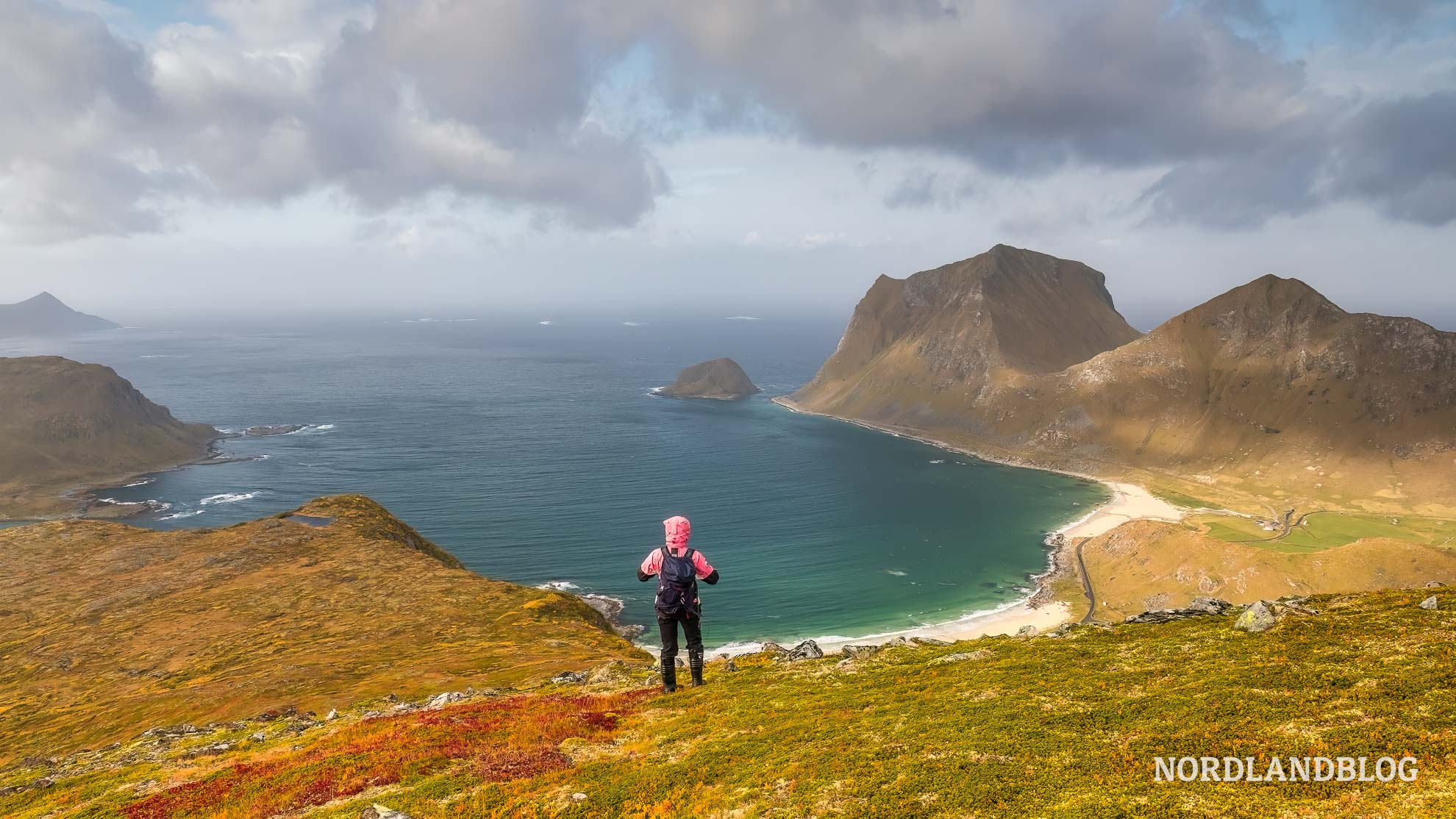 Conny blickt in die Ferne - Wanderung Holandsmelen, Lofoten, Nordnorwegen