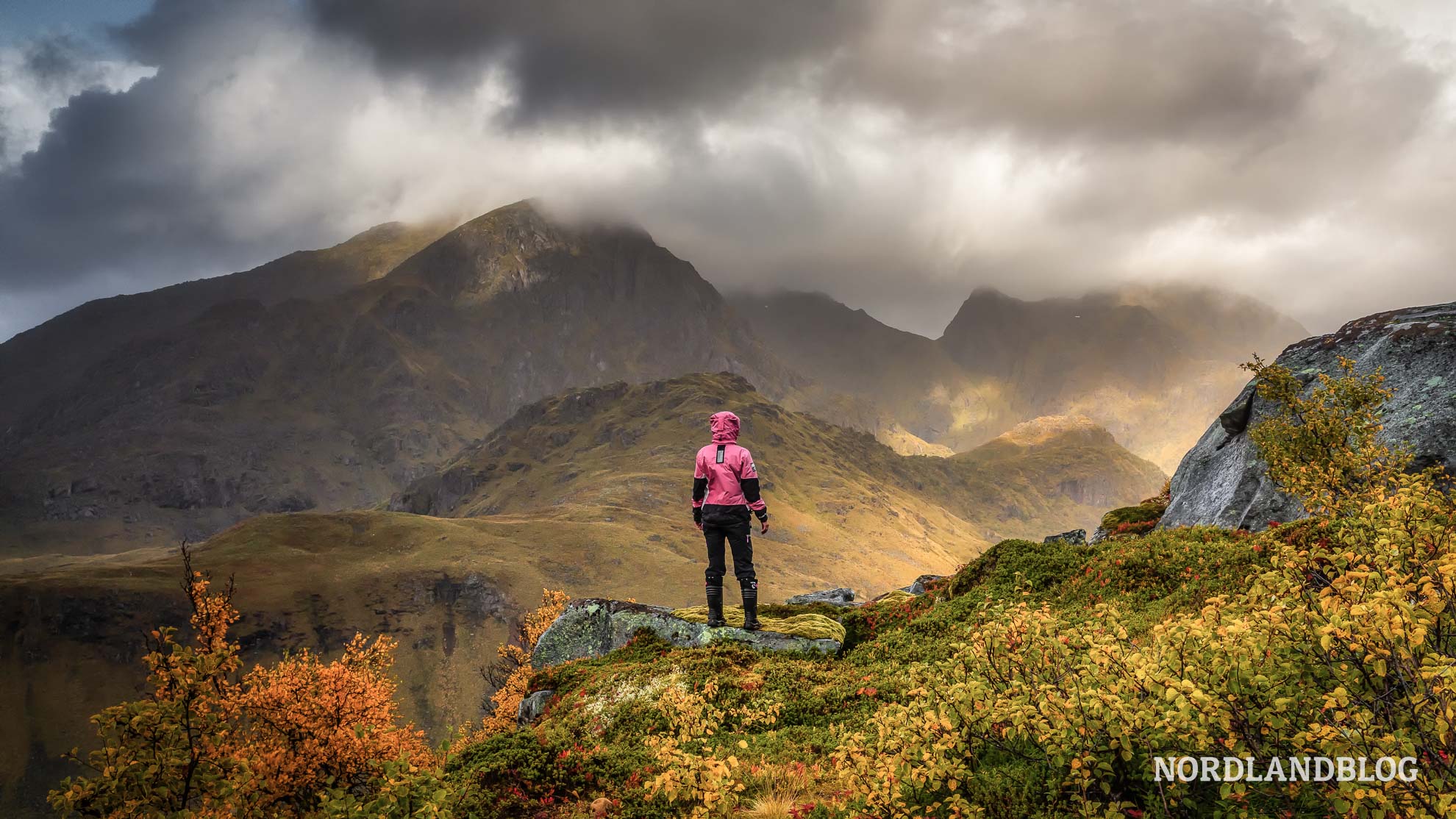 Conny genießt die Aussicht - Wanderung Holandsmelen, Lofoten, Nordnorwegen