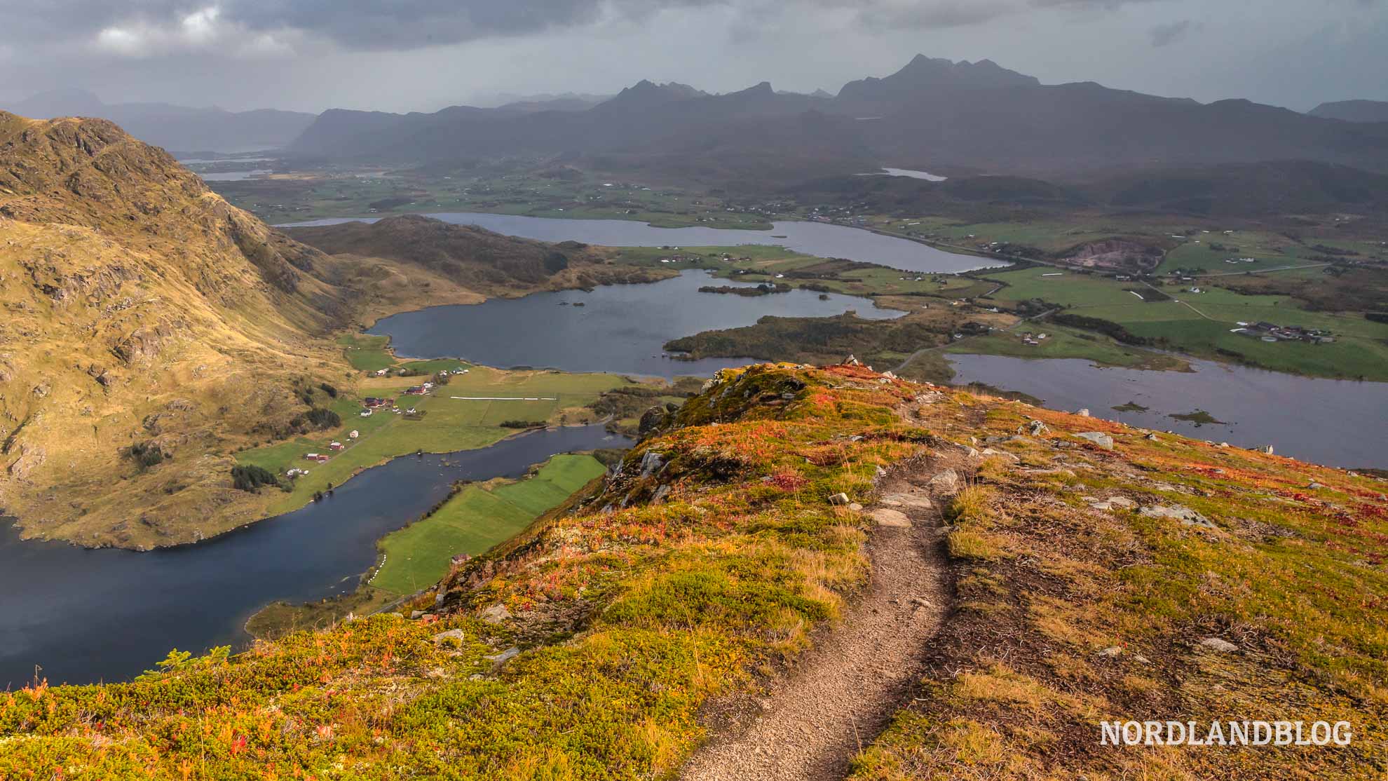 Der Abstieg - Wanderung Holandsmelen, Lofoten, Nordnorwegen