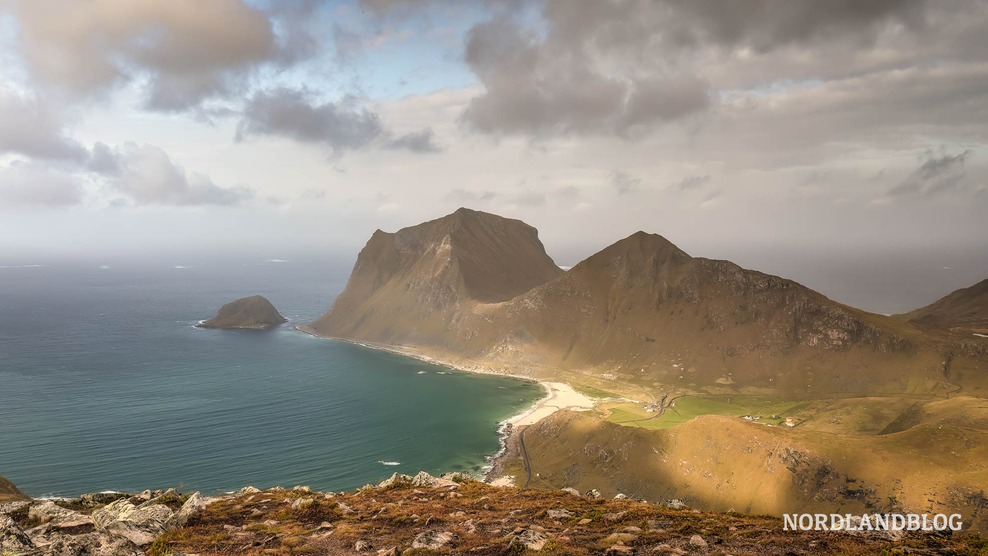 Der Blick vom Gipfel - Wanderung Holandsmelen, Lofoten, Nordnorwegen