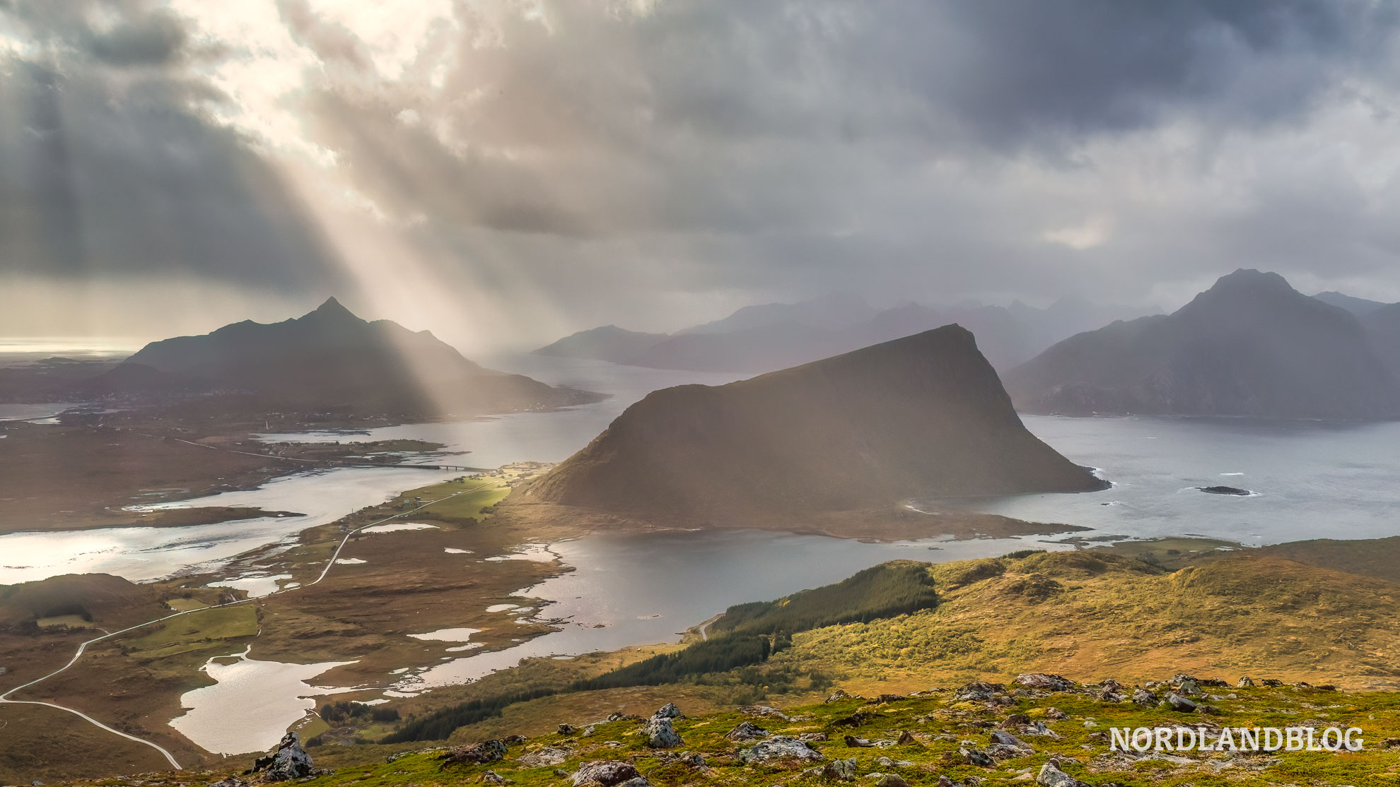Die Sonne als Scheinwerfer - Wanderung Holandsmelen, Lofoten, Nordnorwegen