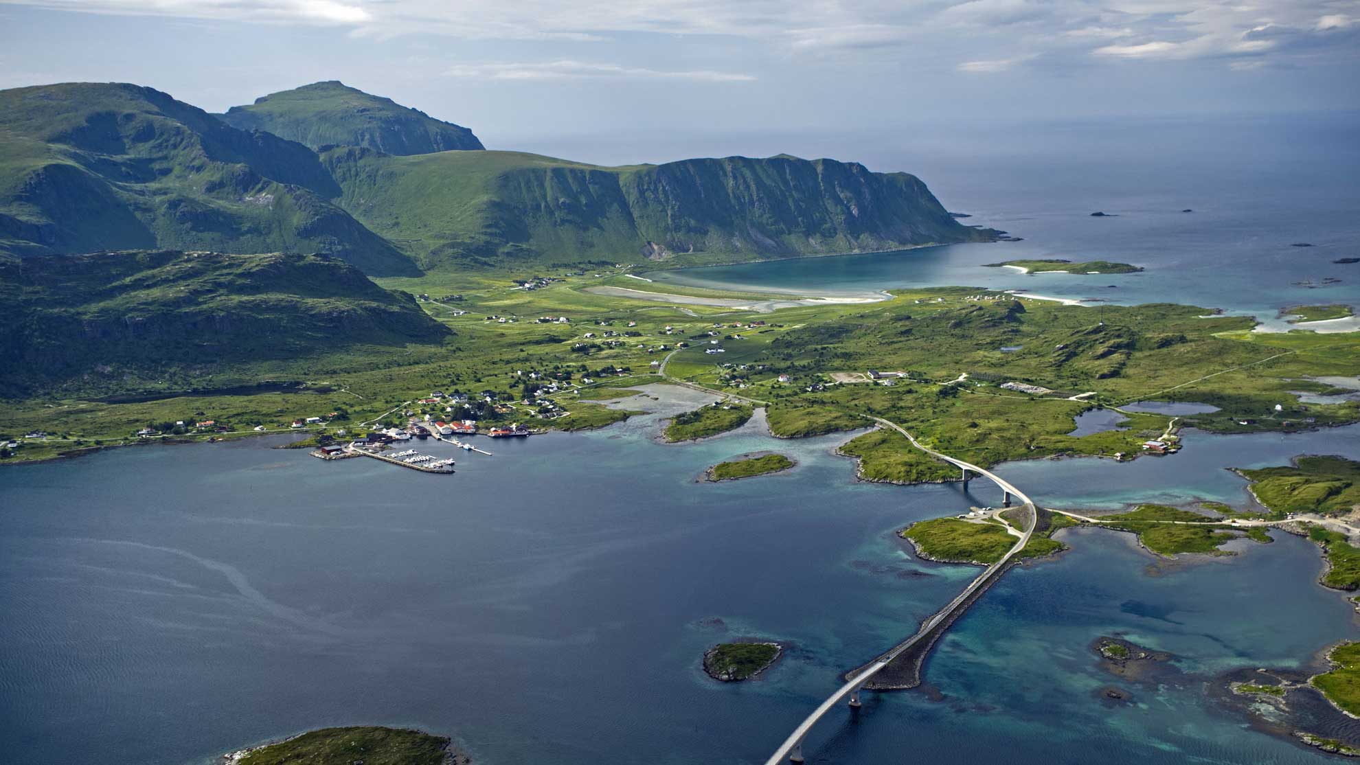 Atemberaubender-Blick-vom-Gipfel-des-Voalndstind-auf-den-Lofoten