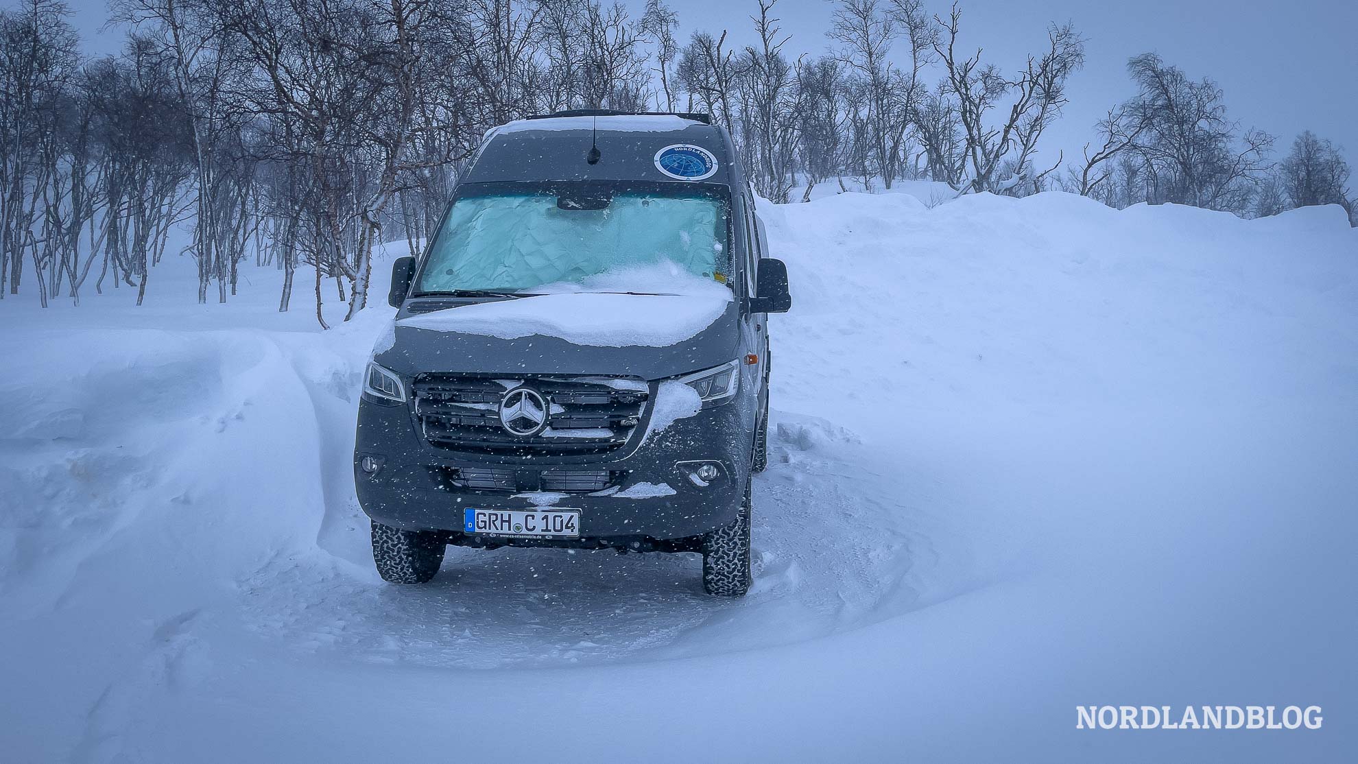 Wintercamping in Norwegen Schnee auf dem Stellplatz