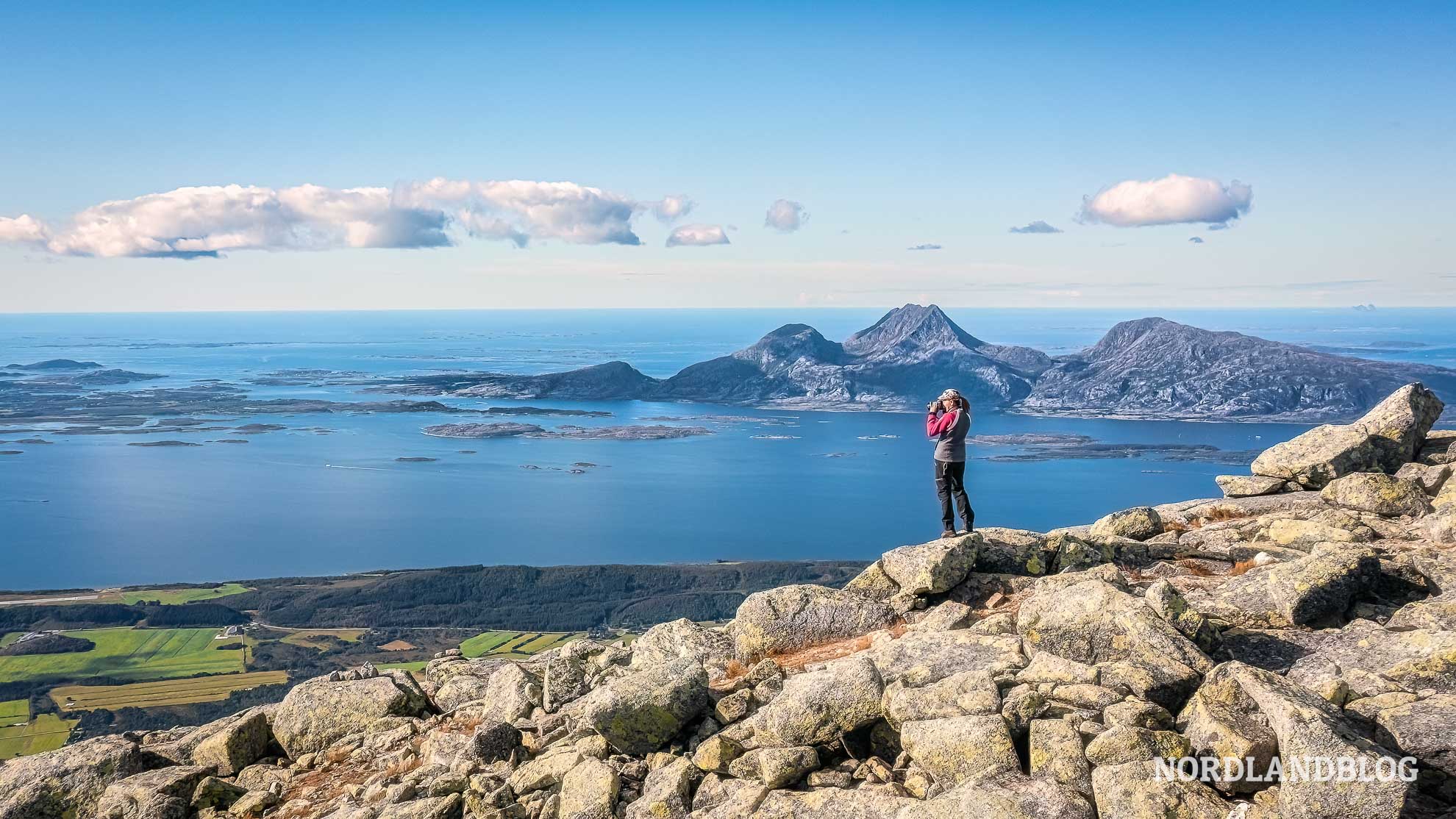 360 Grad Blick vom Skjæringen (Die Sieben Schwestern)-Wanderung an der Helgelandskysten, Norwegen