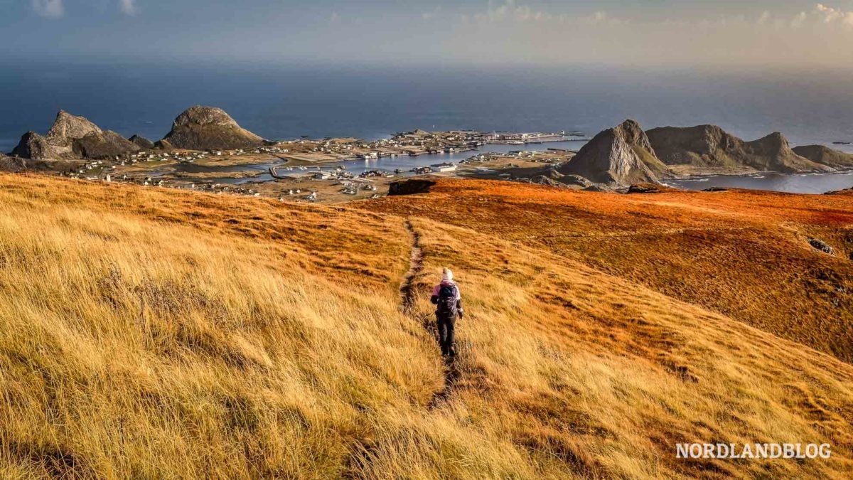 Abstieg vom Haen nach Sorland Insel Vaeroy Lofoten Norwegen