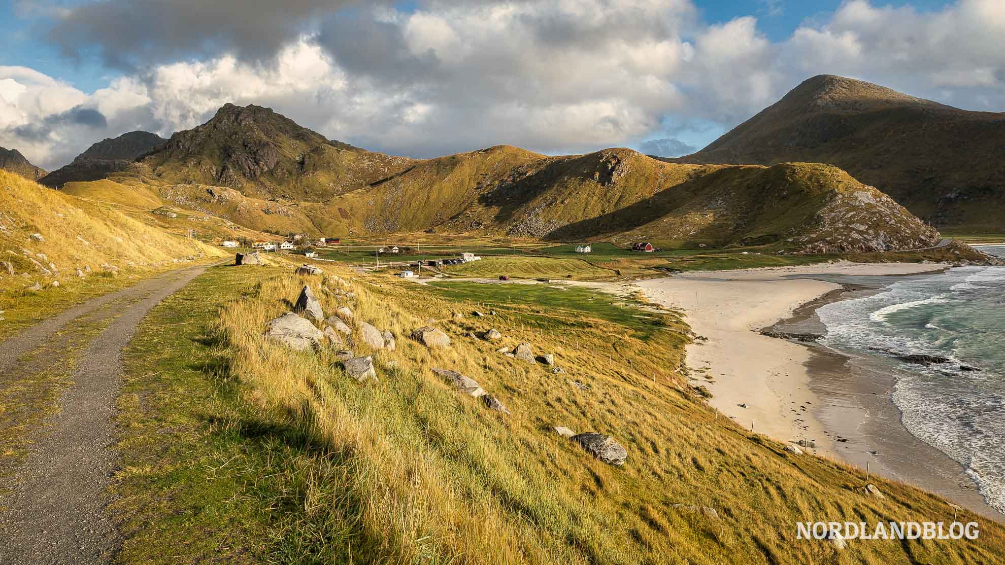 Start der Küstenwanderung von Haukland Beach nach Uttakleiv, Lofoten