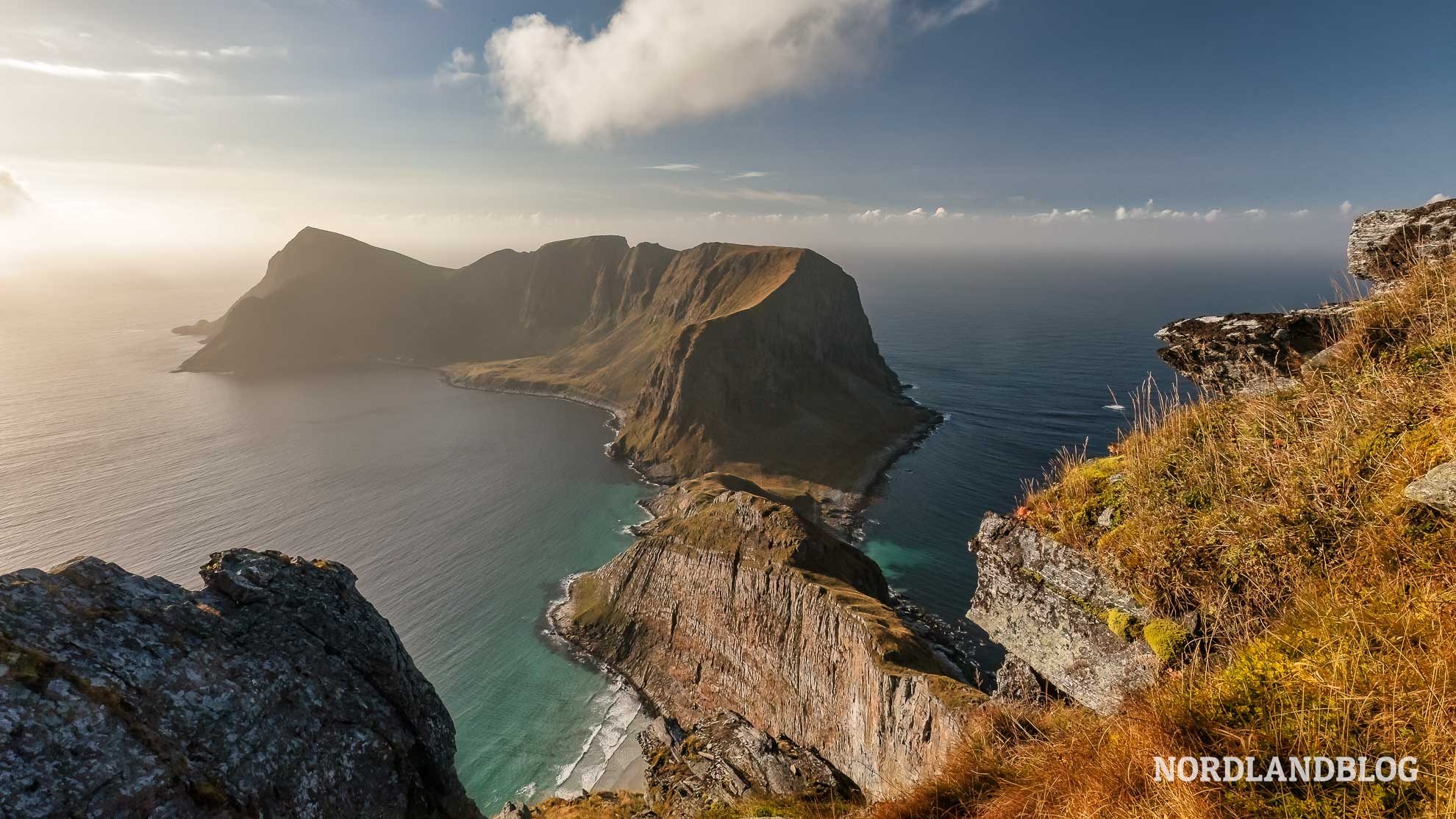 Ausblick vom Haen nach Mostad Insel Vaeroy Lofoten Norwegen