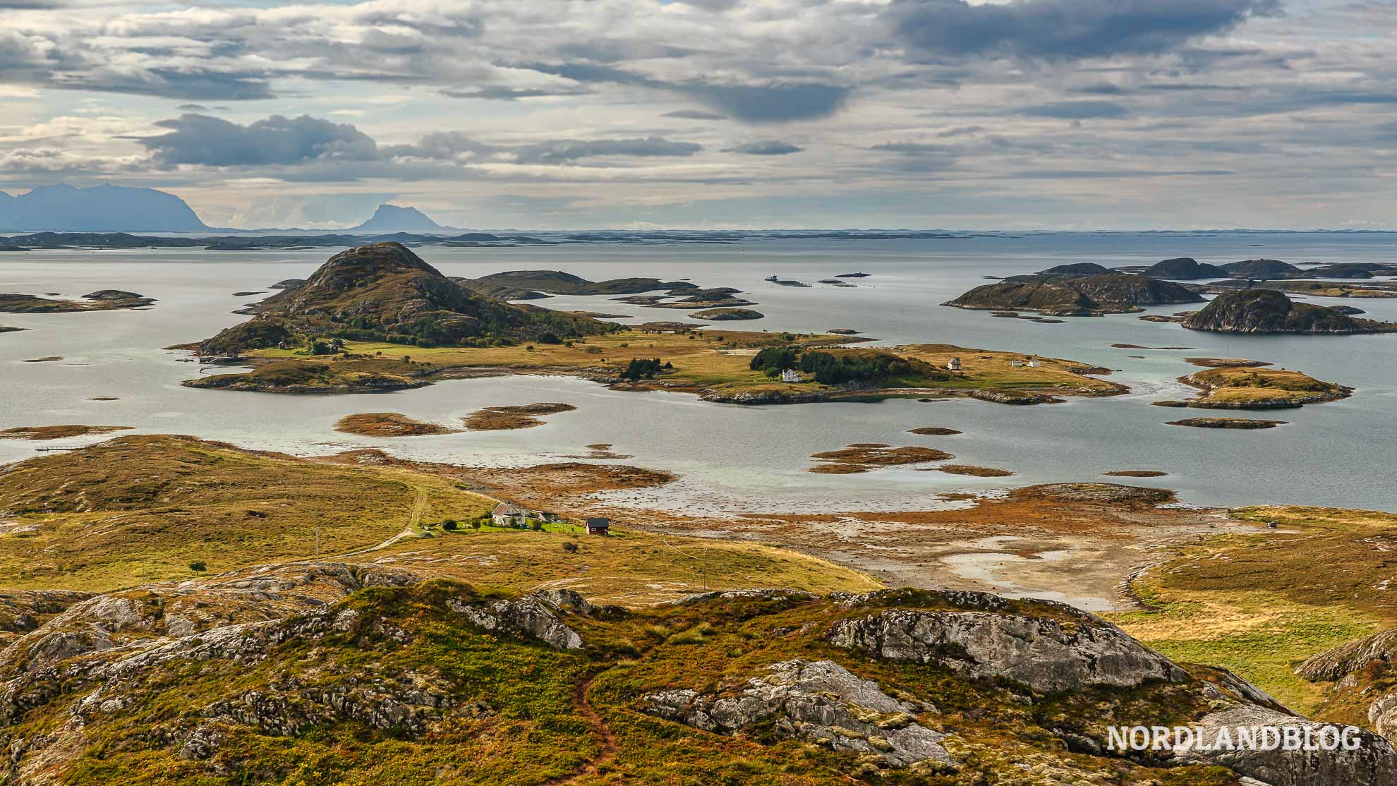 Blick vom Stortuva auf der Insel Heroy an der Helgelandskysten