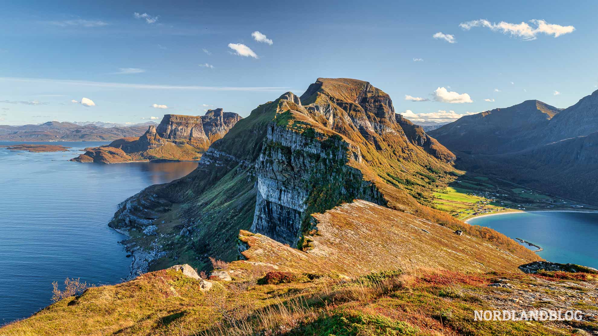 Aussicht vom Finnesfjellet-Wanderung an der Helgelandskysten, Norwegen