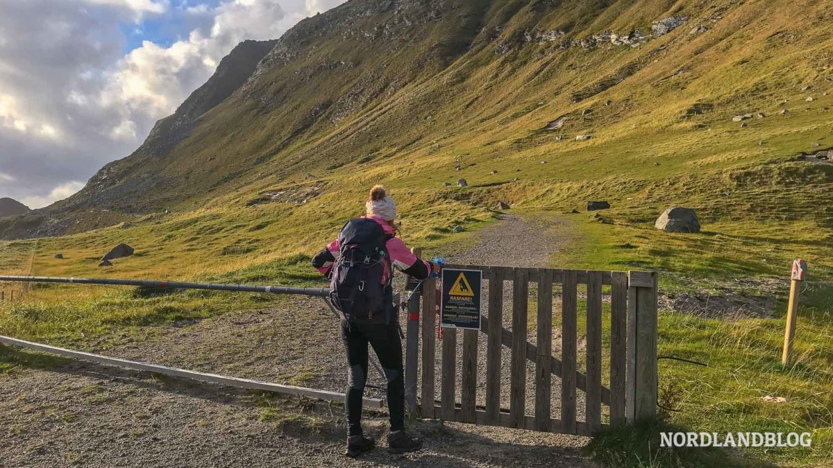 Beginn der Wanderung Haukland Beach Rundwanderung Uttakleiv Lofoten Norwegen