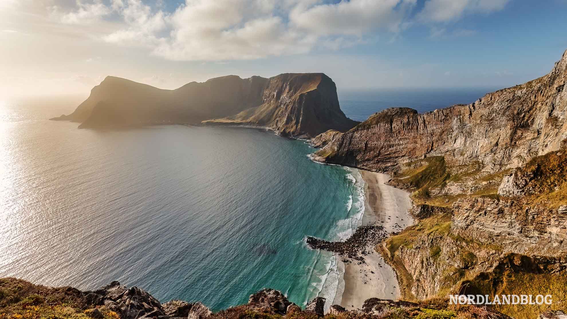 Blick auf den Strand Piunn auf der Lofoten-Insel Vaeroy