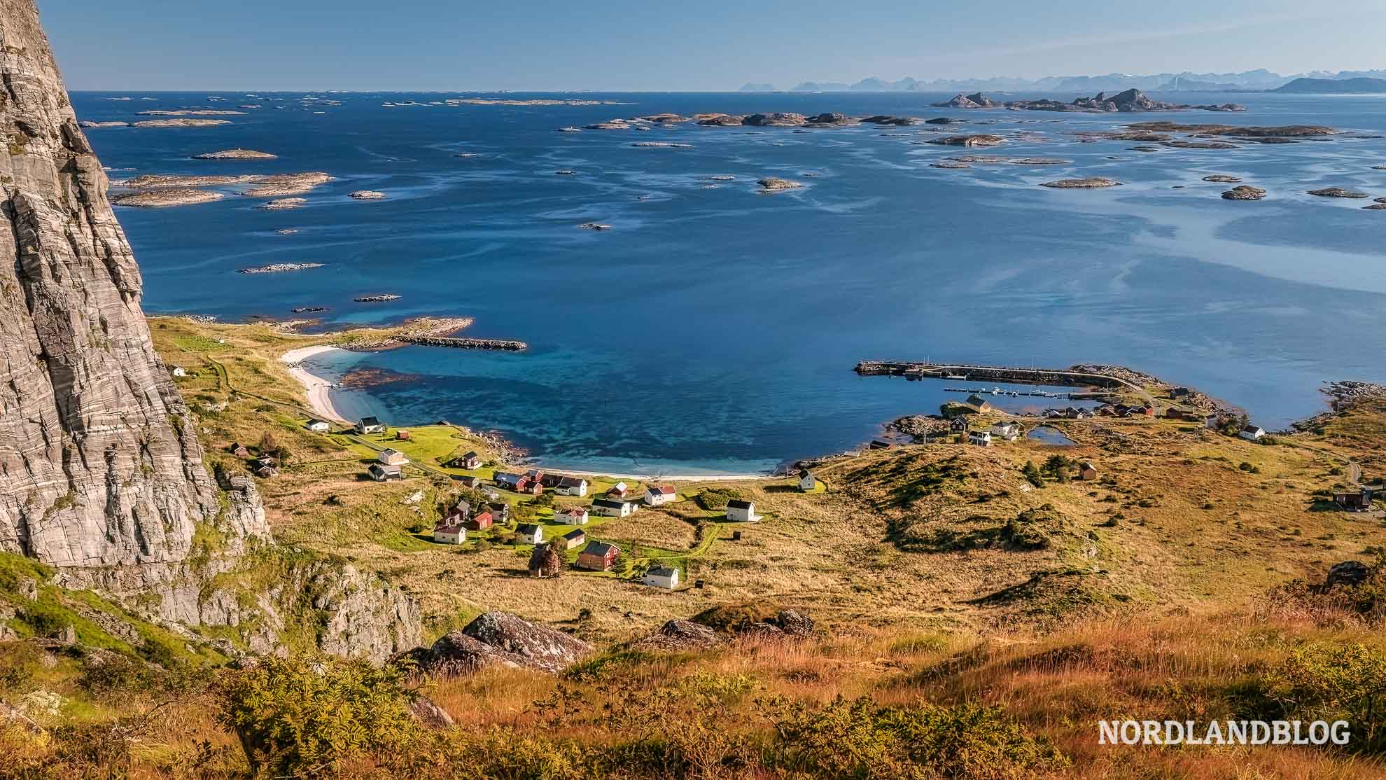 Blick vom Gompen auf Sanna bei Træna-Wanderung an der Helgelandskysten, Norwegen