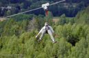 Kunststücke an der Zipline in Norwegen