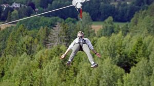 Kunststücke an der Zipline in Norwegen